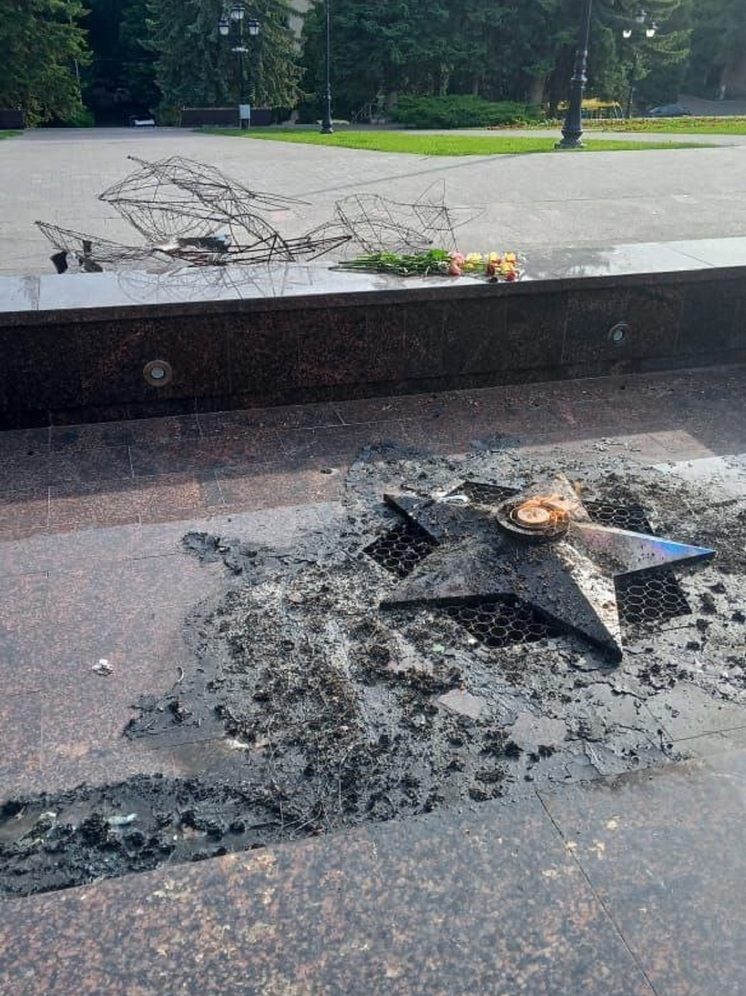 Вандалы устроили на мемориале в Кисловодске сожжение венков