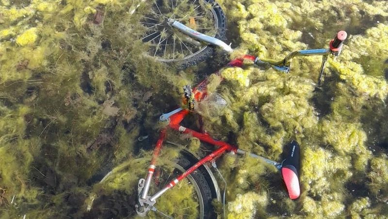 Велосипед достали со дна городского озера в Железноводске