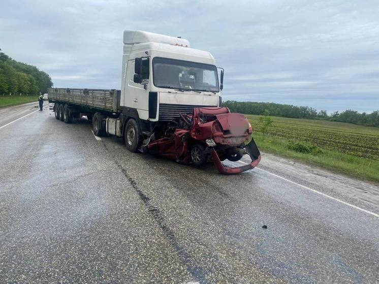 Водитель иномарки погиб в ДТП с грузовиком на Ставрополье