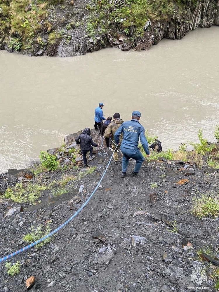Водителя упавшей в реку «Нивы» в Дагестане ищут 212 человек1