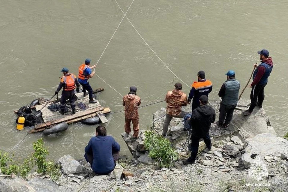 Водителя упавшей в реку «Нивы» в Дагестане ищут 212 человек0