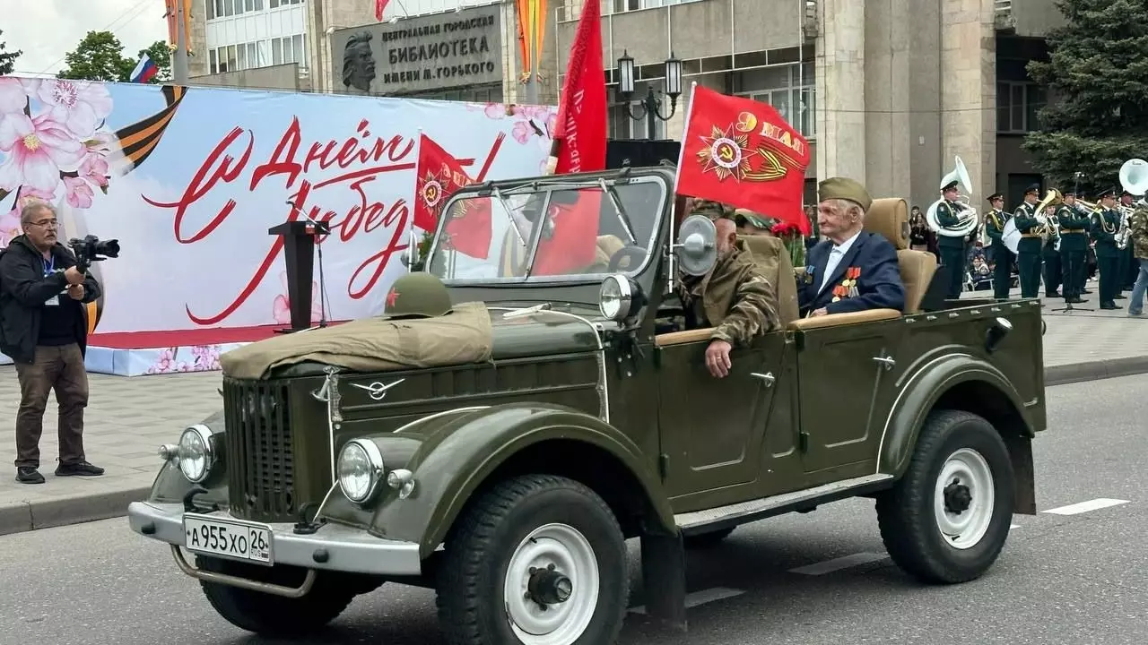 Военную технику показали на параде Победы в Пятигорске1