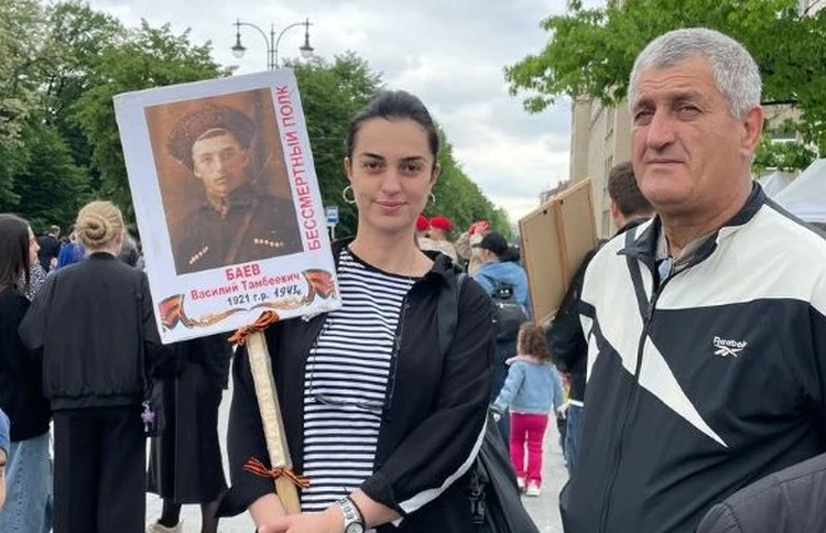 Жители Владикавказа вышли на парад Победы с фотографиями своих героев1