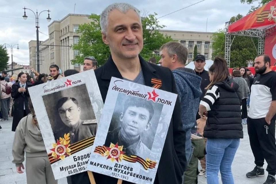 Жители Владикавказа вышли на парад Победы с фотографиями своих героев0