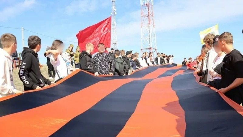 Знамя Победы подняли на вершину горы в Петровском округе