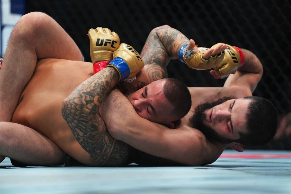 9 лет без поражений: Махачев в третий раз защитил пояс чемпиона UFC, «задушив» Порье0