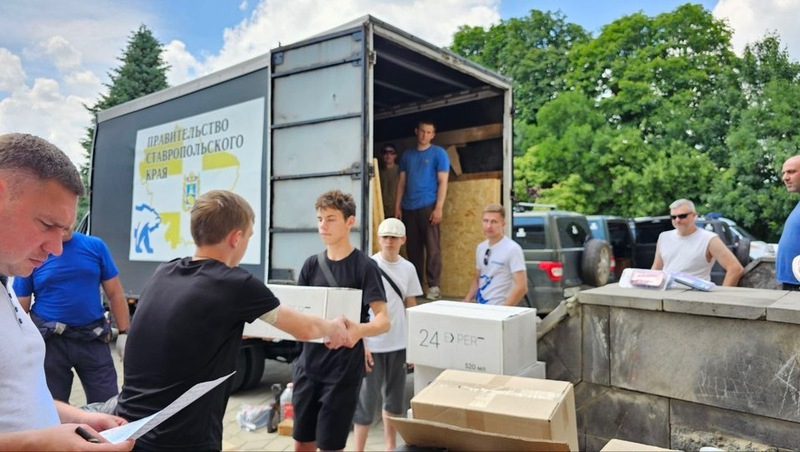 Автомобили и посылки передали участникам СВО из Предгорного округа