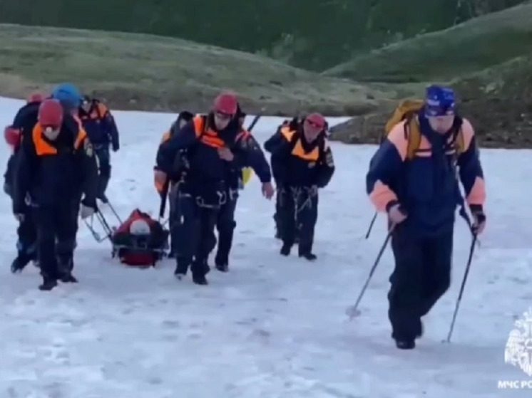 Более суток спасатели КЧР эвакуировали в горах сломавшую ногу туристку