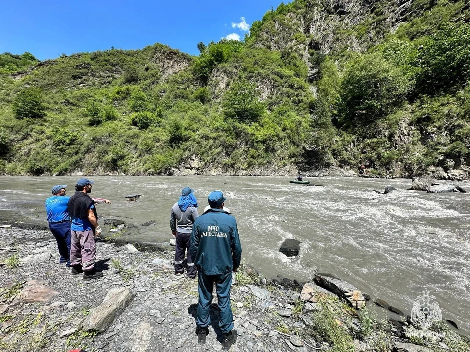Больше двух недель ищут утонувшего в реке Дагестана водителя0