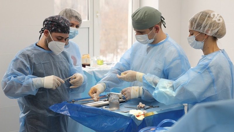 Чеченские хирурги удалили пациентке опухоль размером с персик