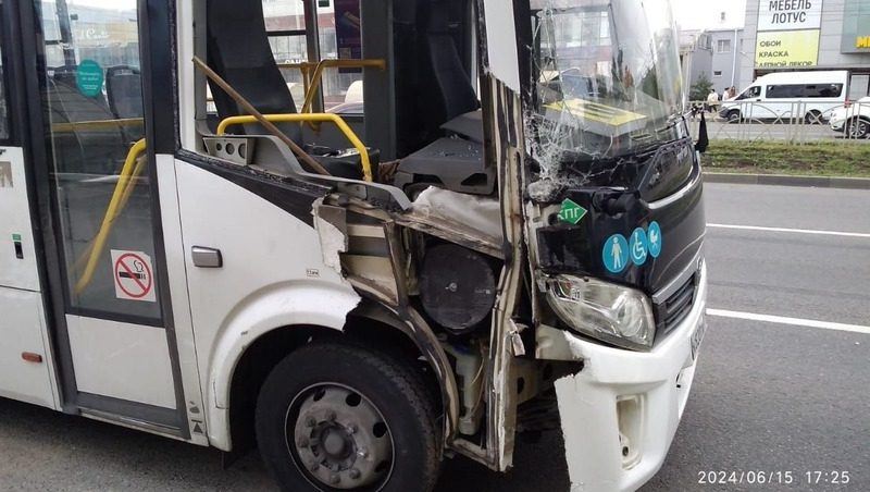 Девушка пострадала при столкновении автобуса со столбом в Ставрополе