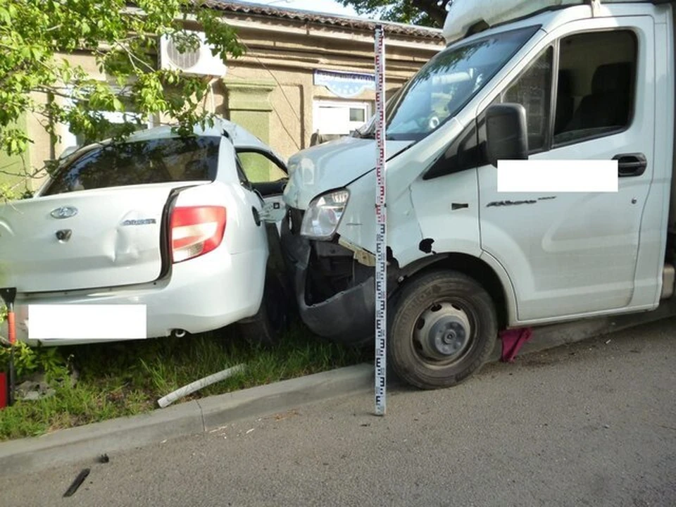 Два человека пострадали в аварии с легковушкой и грузовиком в Ставрополе0