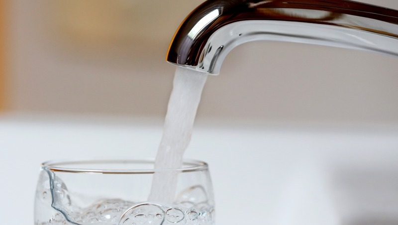 Эксперты рекомендуют в жару больше пить воды беременным и кормящим женщинам