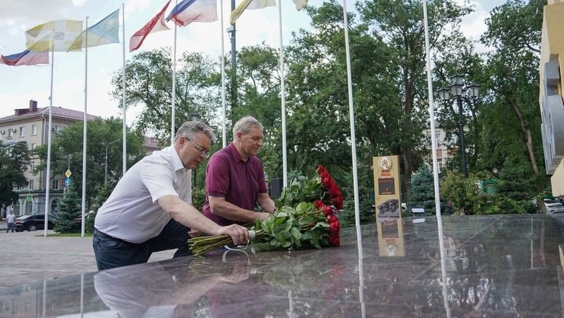 Губернатор Ставрополья и глава минской делегации возложили цветы к Вечному огню