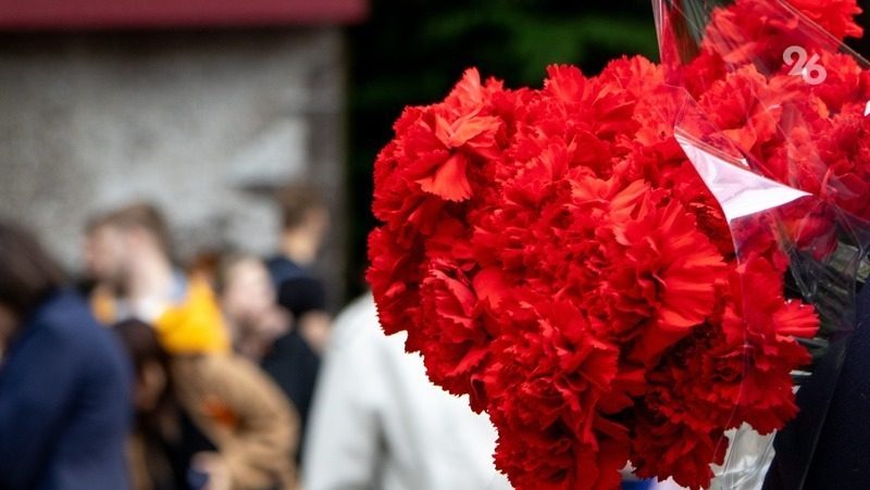 Губернатор Владимиров почтил память погибших в теракте в Будённовске