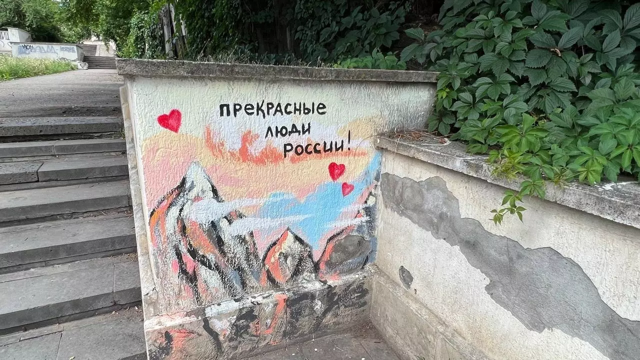 Художница закрашивает пейзажами надписи вандалов в Пятигорске4