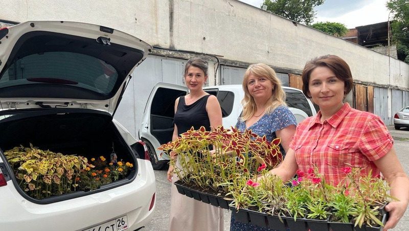 Комбинат благоустройства раздал рассаду цветов жителям Кисловодска