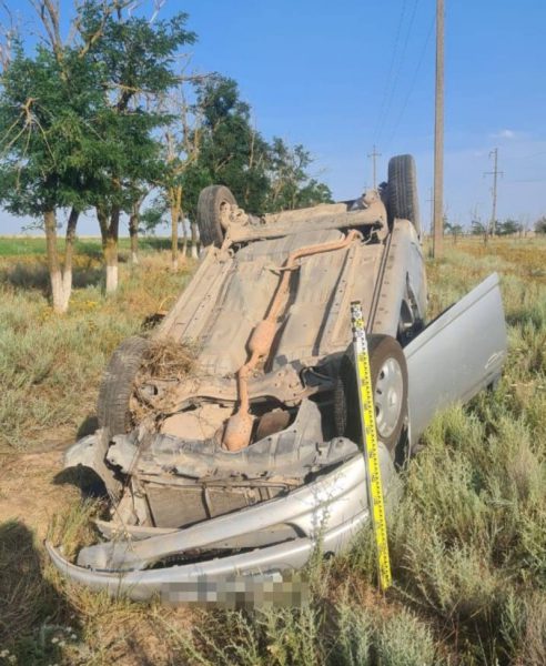 Легковушка вылетела с дороги и перевернулась в Будённовском округе
