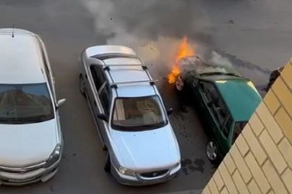 Легковушка загорелась в одном из дворов на юге Ставрополя0