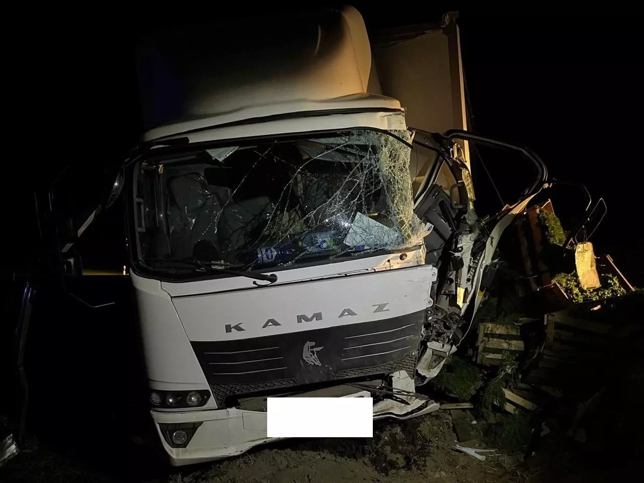 Машина всмятку: два человека погибли в ДТП с грузовиком на Ставрополье1
