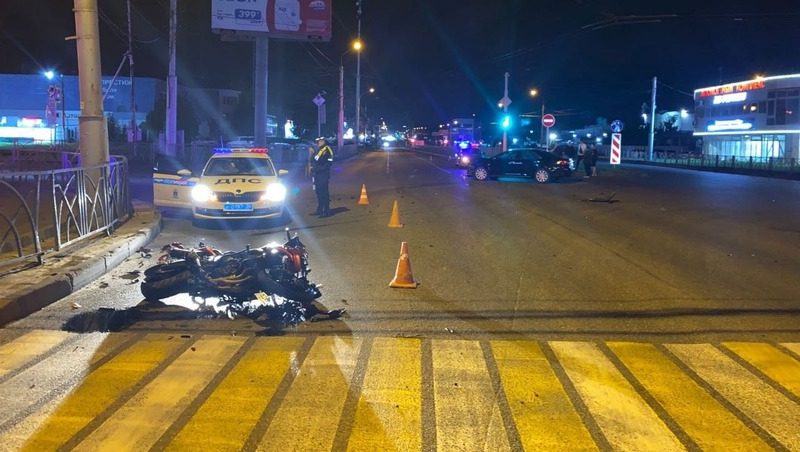 Мотоциклист пострадал в аварии с легковушкой в Ставрополе