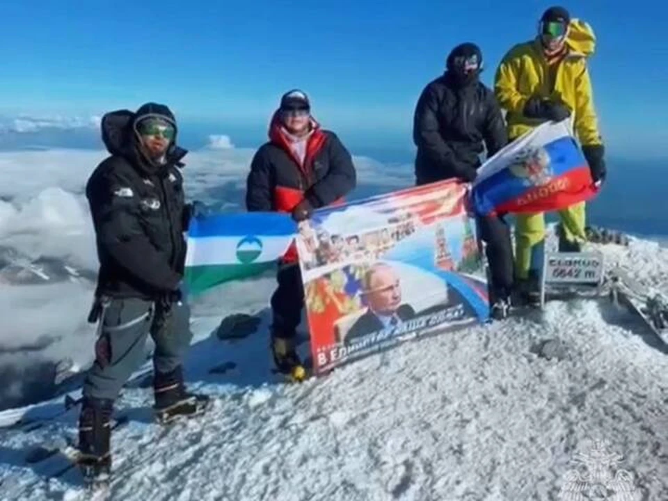 На Эльбрусе развернули флаг России и портрет Путина0