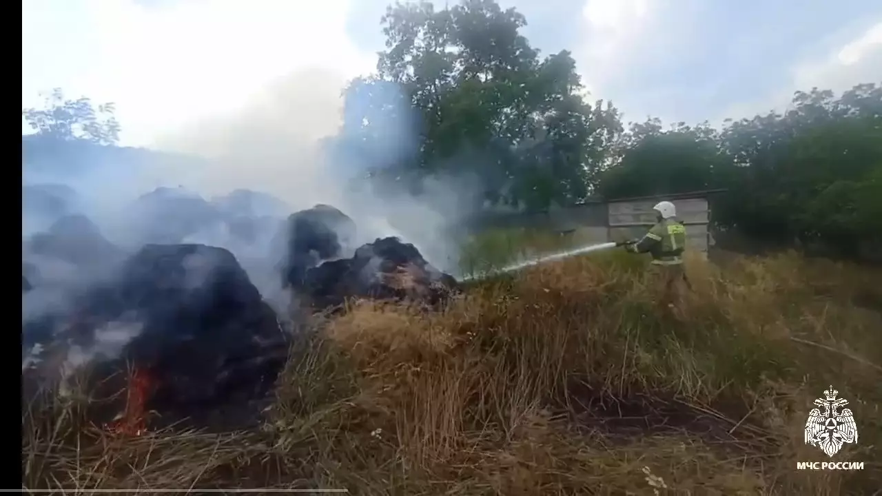 На Ставрополье 35 пожарных тушат крупный пожар0