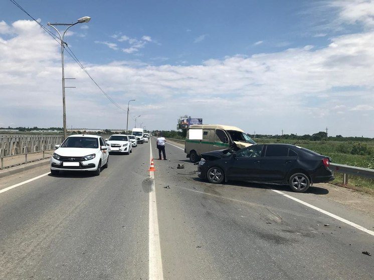 На Ставрополье инкассаторская машина столкнулась с легковушкой, двое пострадавших