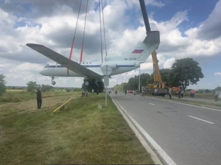 На въезде в аэропорт «Владикавказ» установили настоящий самолёт