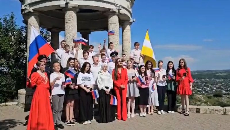 Паспорта 22 школьникам вручили в Пятигорске в День России