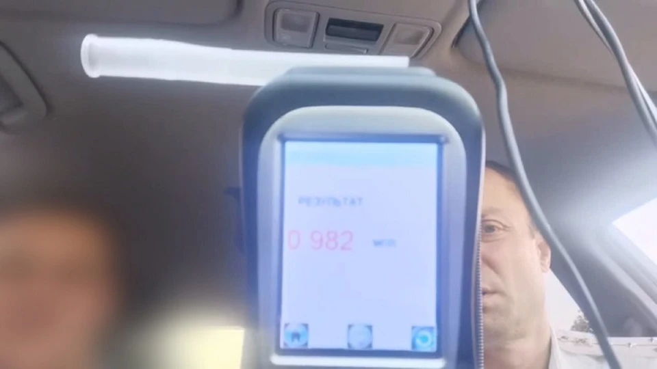 Пьяный водитель в Буденновске пытался порвать протоколы в полицейском автомобиле0