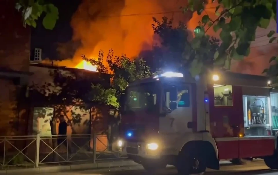 Пять частных домов сгорело в крупном пожаре в Махачкале0