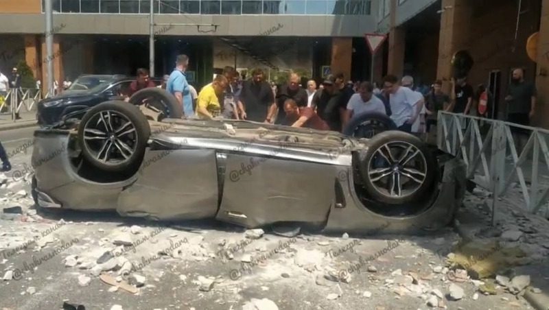 Ребёнок и двое взрослых погибли после падения иномарки с парковки в Краснодаре