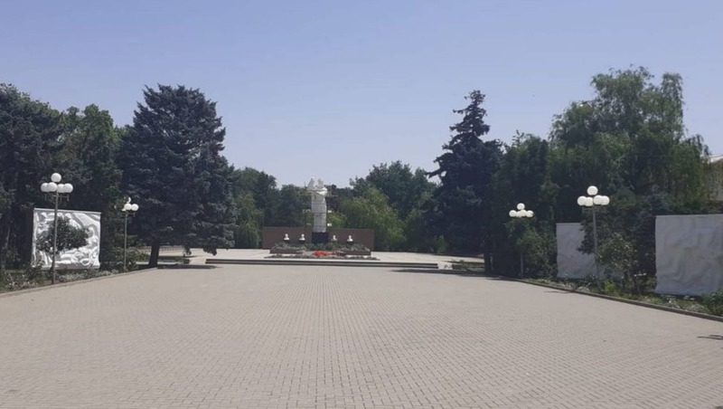 «Родину-мать» и бюсты героев отреставрировали на мемориале в Ипатове