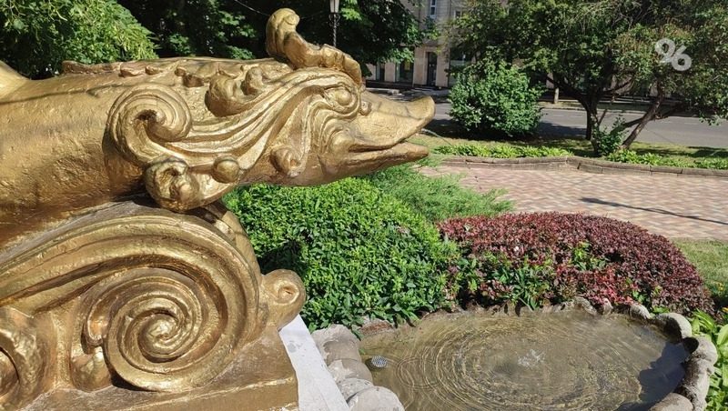 Скульптуры дельфинов в Ставрополе пообещали заменить точно такими же новыми