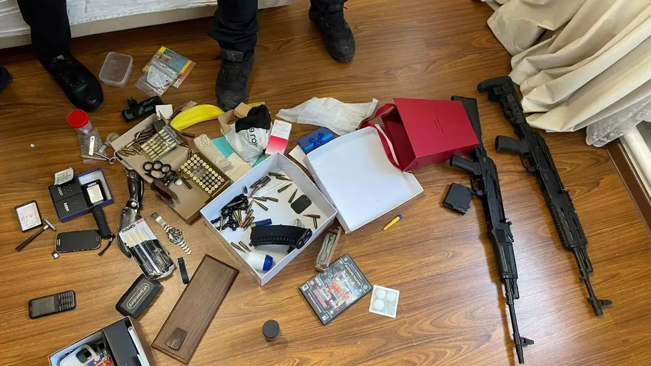У них нашли украшения, деньги и оружие: трех квартирных воров поймали на Ставрополье3