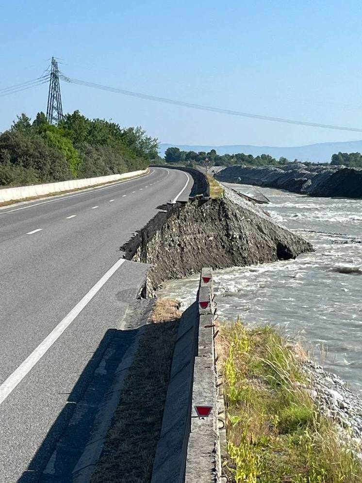 В Алагире из-за подъёма воды на реке обрушилась трасса