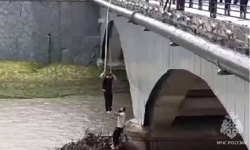 В Чечне спасатели вытащили двух рыбаков из бурной реки0