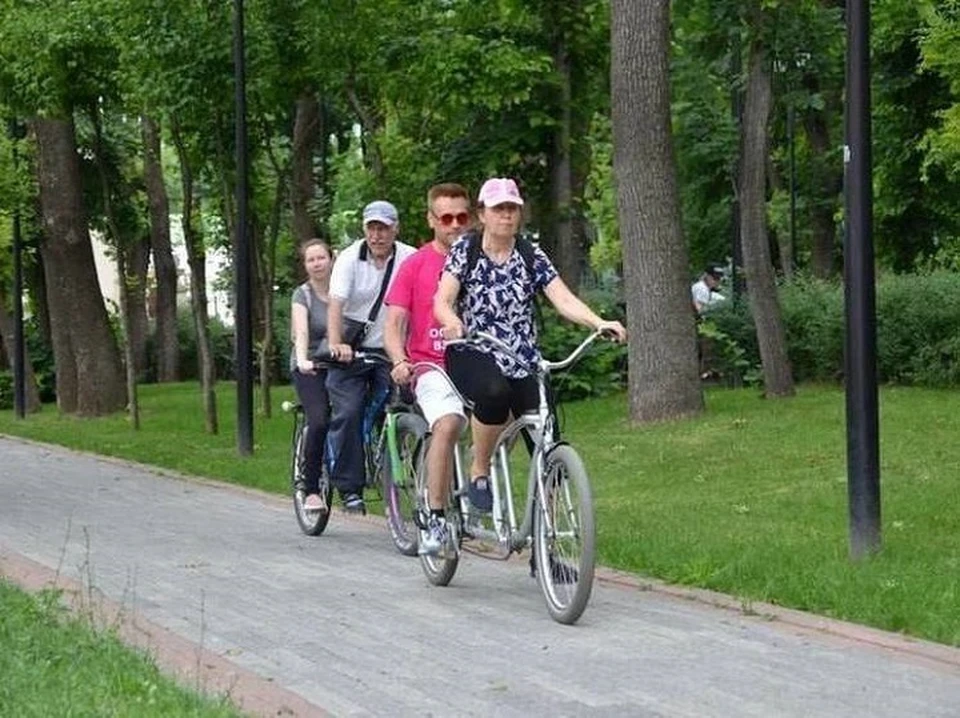 В Ессентуках впервые провели инклюзивную велопрогулку на тандемах0