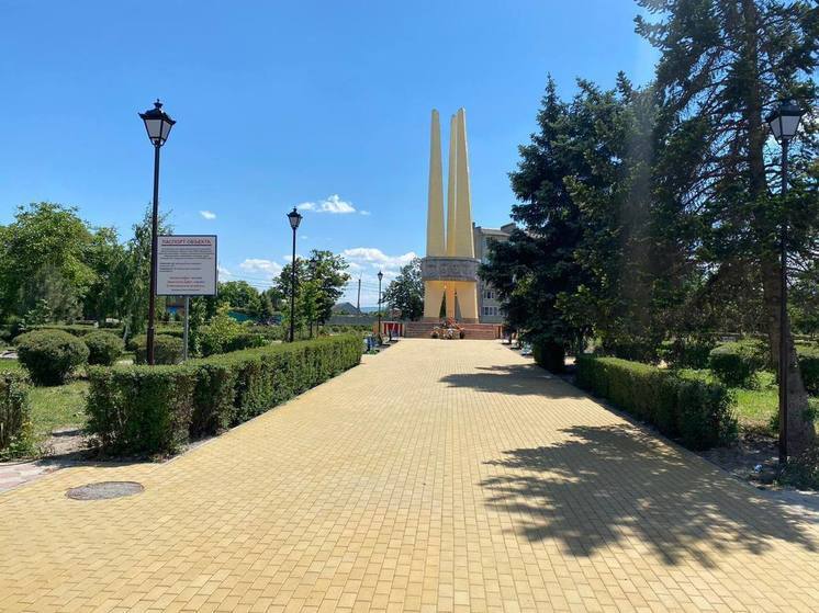 В Моздоке благоустраивают сквер Мемориального комплекса павшим в годы ВОВ воинам