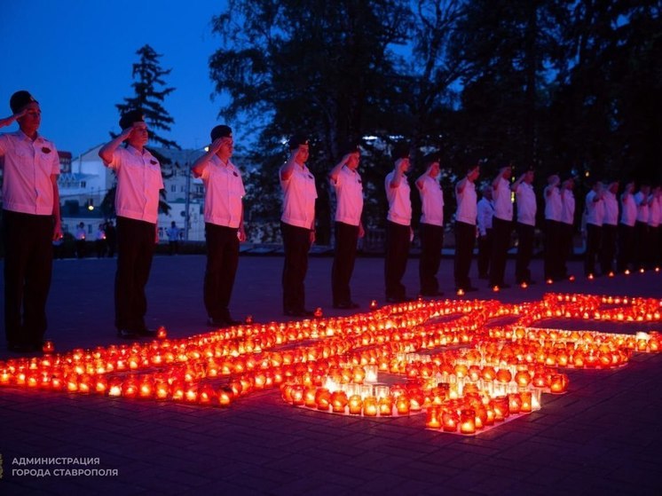 В Ставрополе 400 выпускников зажгли «Огни памяти» накануне Дня памяти и скорби