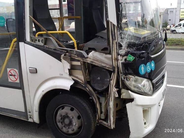 В Ставрополе лихач за рулем автобуса врезался в столб, пострадала пассажирка