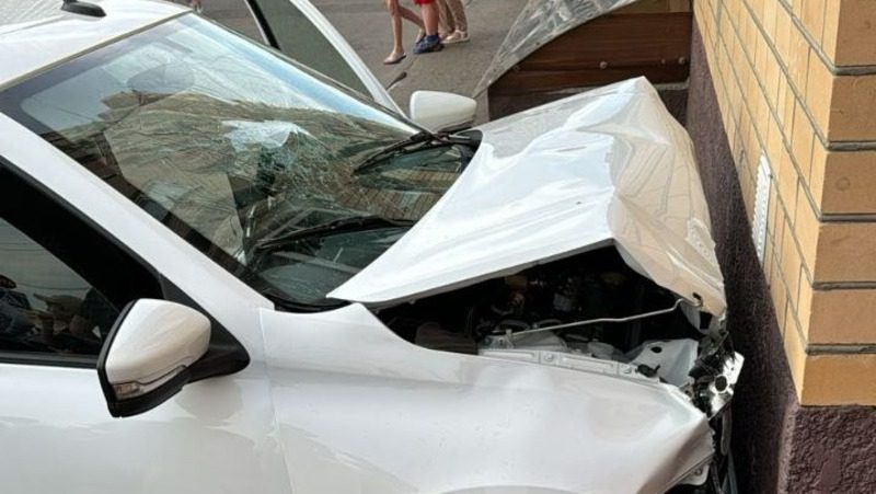В Ставрополе водитель легковушки врезался в многоквартирный дом