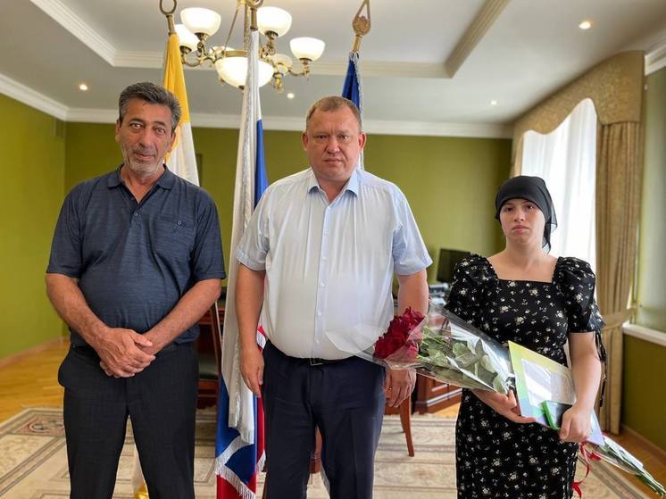 Вдове погибшего бойца СВО вручили первый на Ставрополье земельный участок