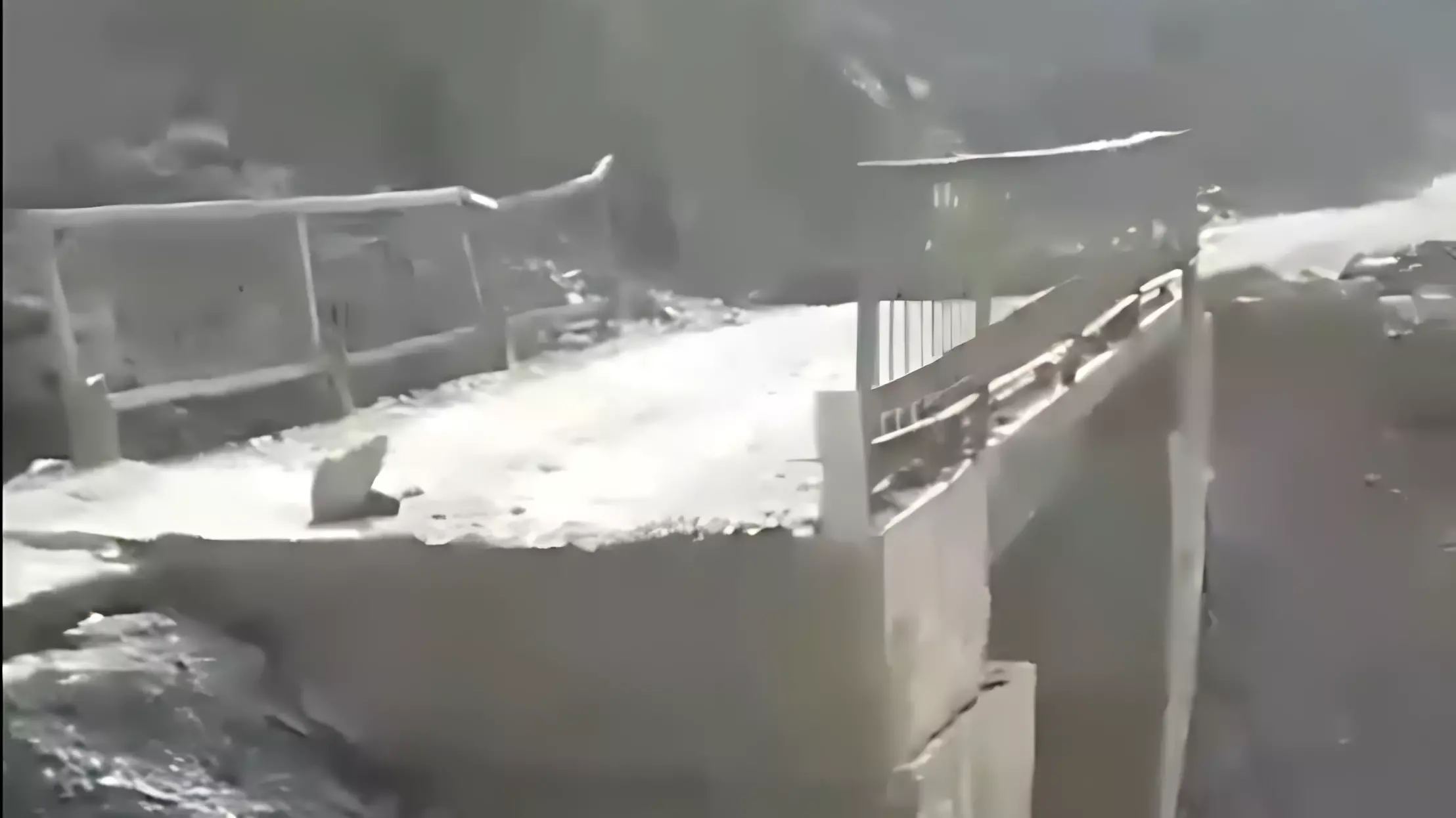 Видео обрушения автомобильного моста в Дагестане появилось в сети0