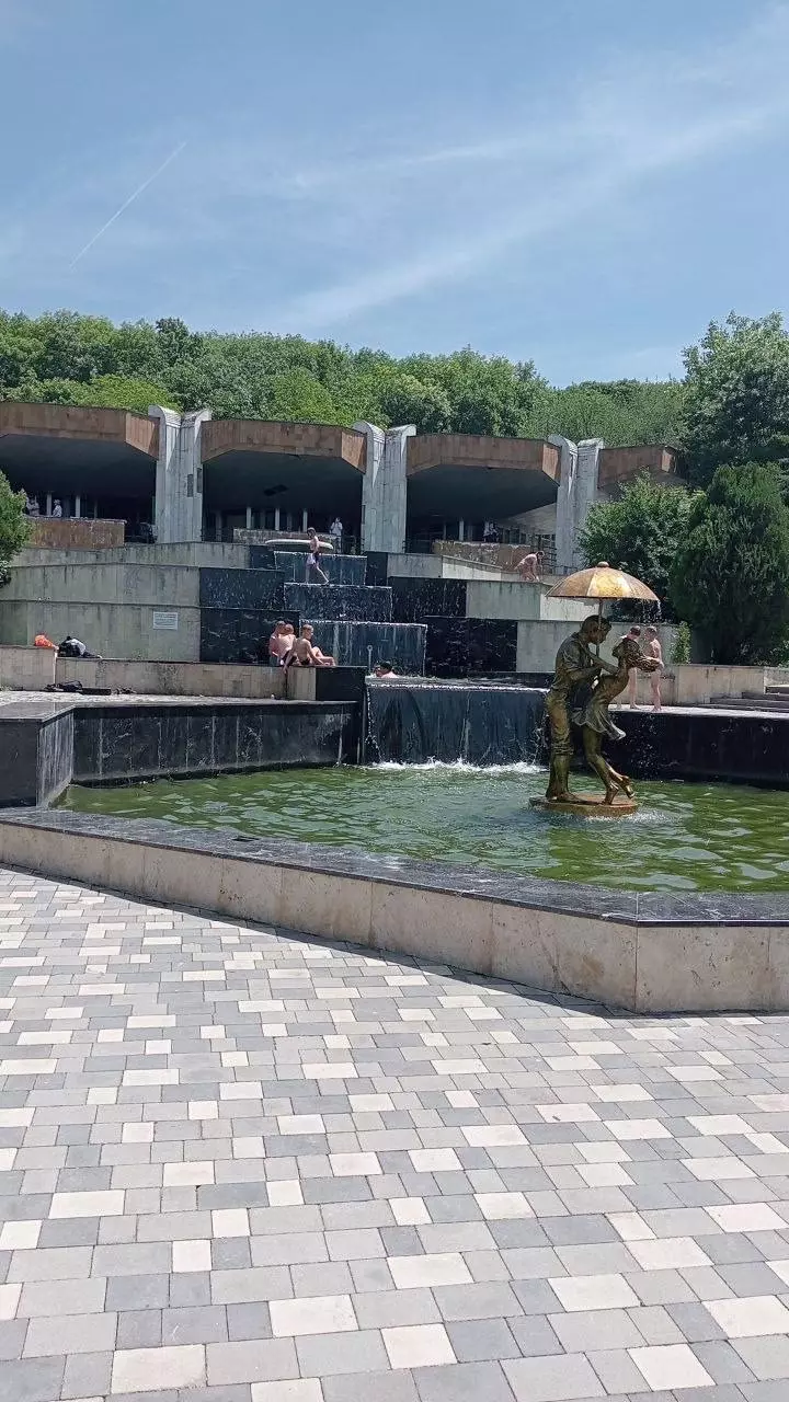 Власти Железноводска пригрозили спустить фонтан, если там не перестанут купаться дети