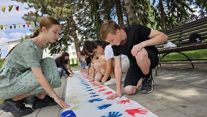 Волонтёры Предгорного округа сделали 50-метровый триколор в День России
