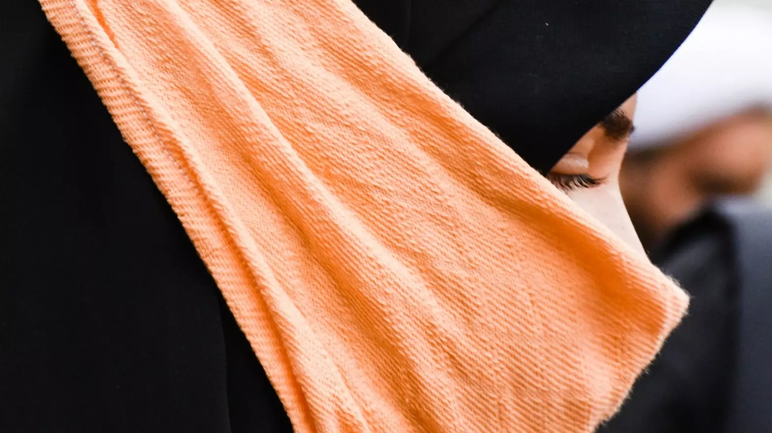 к девушкам в хиджабах на улице подбегали возмущенные граждане, снимали их на камеру, дергали, оскорбляли
