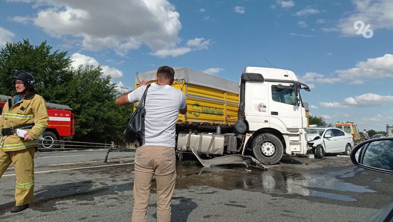 Затор образовался на трассе «Кавказ» в Андроповском округе из-за аварии с фурой