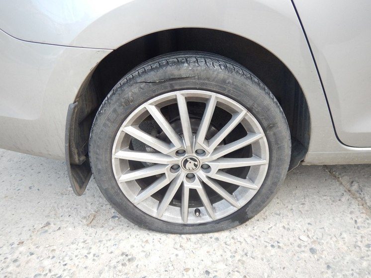 Жительница Невинномысска порезала колеса на авто бывшего и заработала уголовное дело